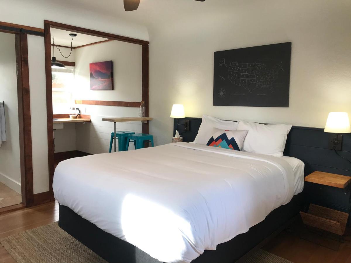 Left Coast Lodge - Pet Friendly Sisters Eksteriør bilde